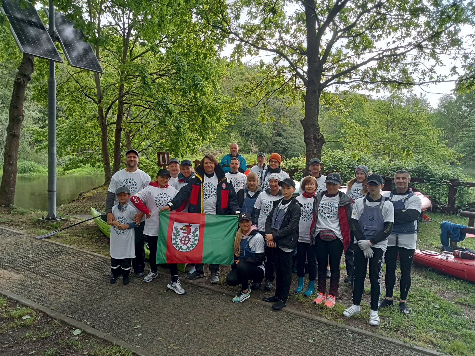 Las ludzie drzewa oczyszczanie miejscowosci zielen flaga gmina